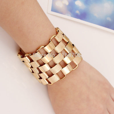 The gorgeous Cage Statement Bracelet is a statement style, crafted from zinc alloy. It features a cut-out/cage design and fastens with a lobster clasp and adjustable chain. Gold or silver. Full polished or polished with frosted inlays. Comes in velvet gift pouch. Weight: 80.9g. Diameter: 6cm