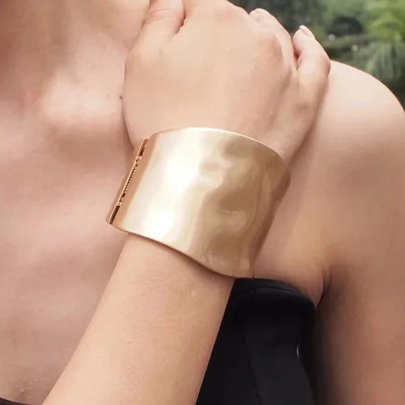 Wanda statement wide hinged cuff bracelet> Matte Gold