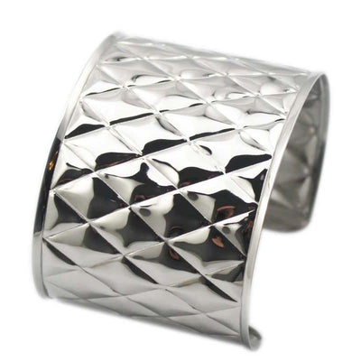 Our gorgeous Embrace open statement cuff bracelet features a designer inspired quilted effect.  Stainless steel with silver plating. 50mm width.  This item comes in a teal blue velvet presentation pouch.