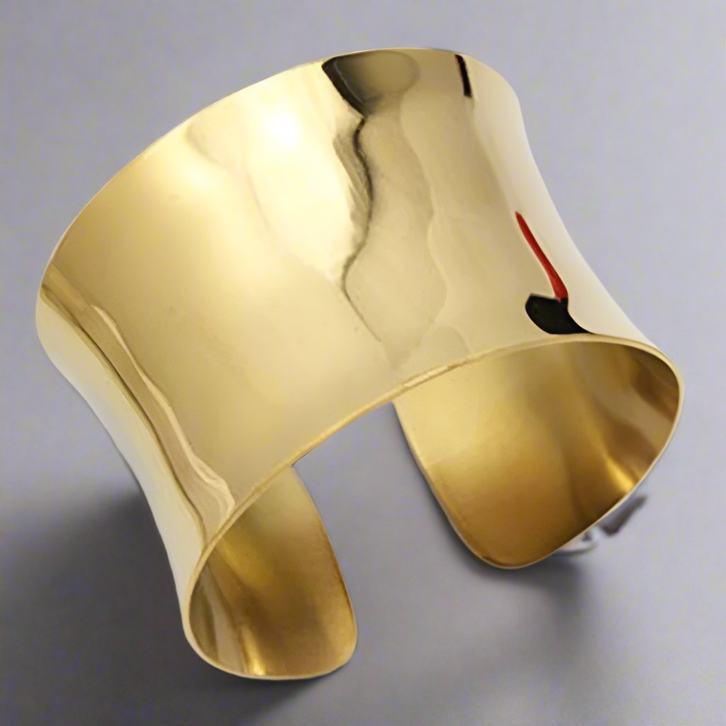 Our statement Cammy Cuff comes in a hammered textured metal and features raised edges. Crafted in stainless steel with palladium or gold plating it is hypo-allergenic and eco-friendly.  Diameter 5.8cm approximately. 