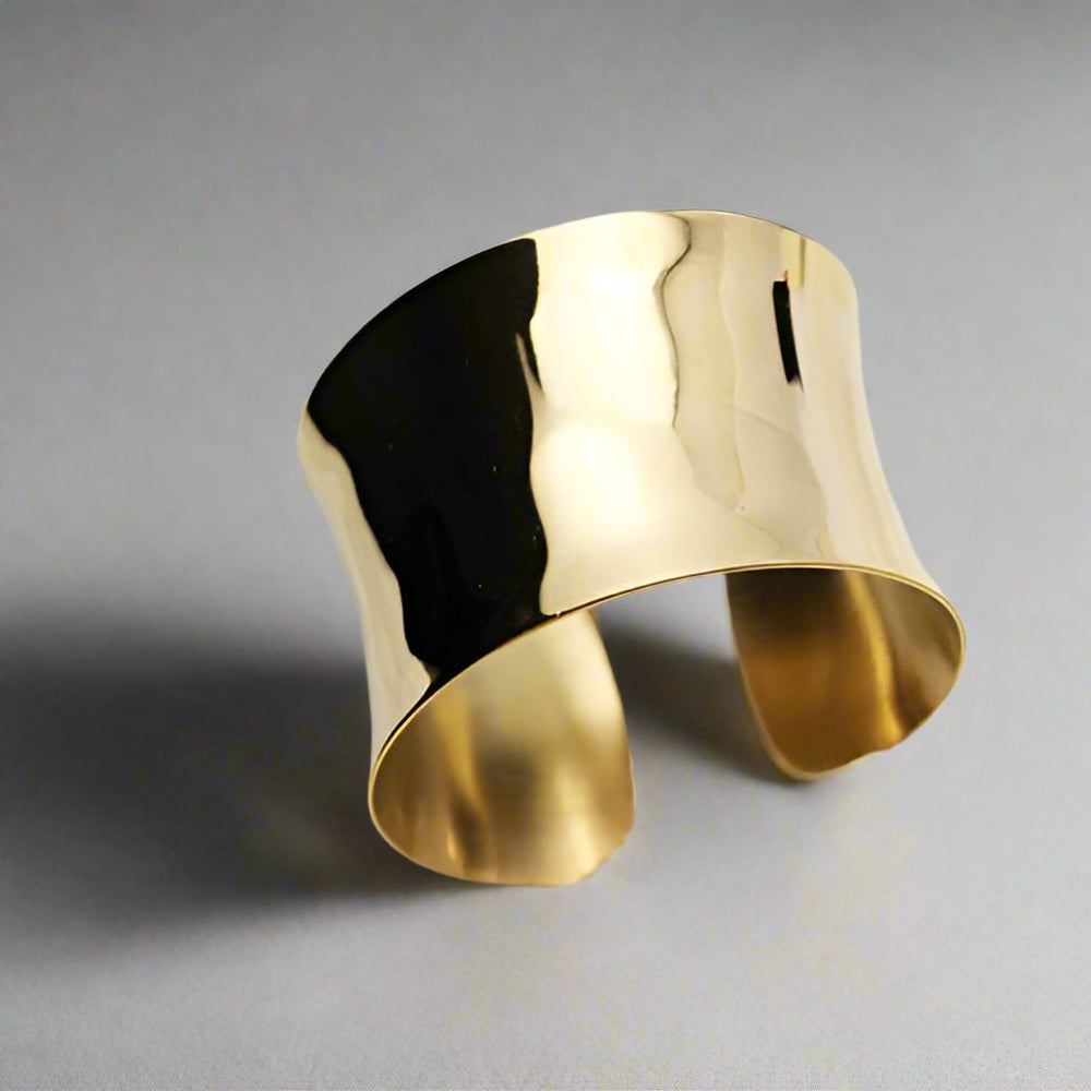 Our statement Cammy Cuff comes in a hammered textured metal and features raised edges. Crafted in stainless steel with palladium or gold plating it is hypo-allergenic and eco-friendly.  Diameter 5.8cm approximately. 