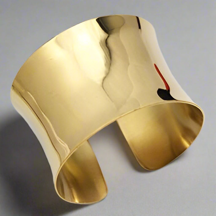 Our statement Cammy Cuff comes in a hammered textured metal and features raised edges. Crafted in stainless steel with palladium or gold plating it is hypo-allergenic and eco-friendly.  Diameter 5.8cm approximately. 